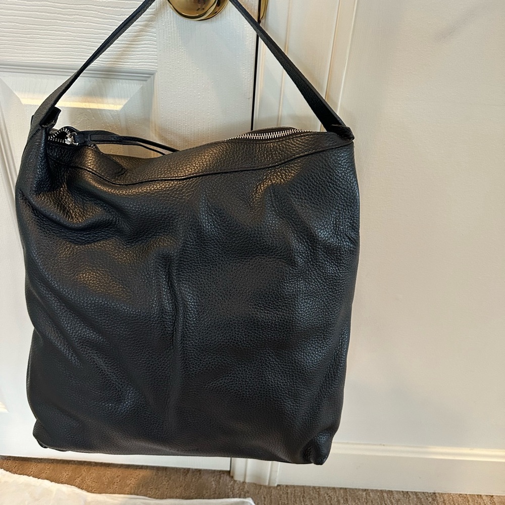 Everlane Boss bag in Black pebbled leather